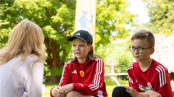 Emilia und Jonathan berichten, was sie im Camp schon alles erlebt haben.