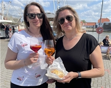 Emilie Hölscher (links) und Kathrin Schapanick nutzten am Freitag gleich den ersten „Food & Feel“-Tag, um es sich im Fedderwardersieler Hafen bei Leckereien und kühlen Drinks gut gehen zu lassen.