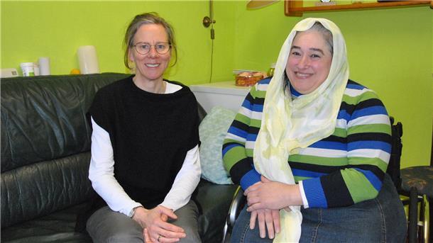 Emine Ramadan sitzt mit ihrer Sozialarbeiterin Birgit Hübner in ihrer Wohnung
