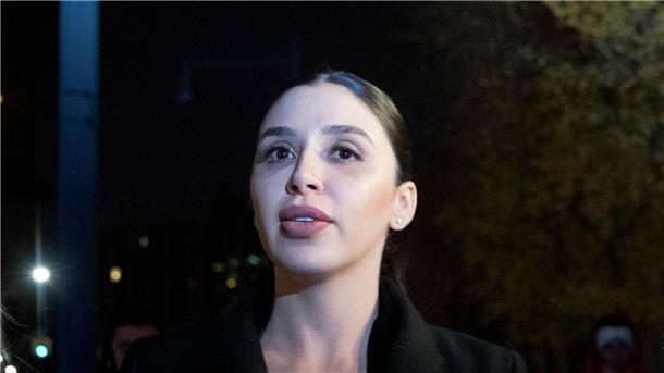 US-Behörde: Frau von „El Chapo“ aus Haft entlassen Emma Coronel, die Frau von Joaquin „El Chapo“ Guzman, verlässt das Bundesgericht in Brooklyn nach dem Prozessauftakt gegen ihren Mann (2018).