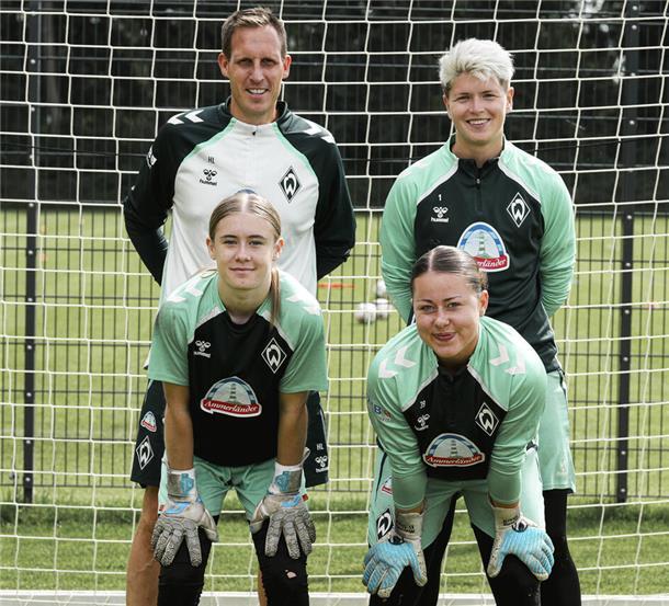Karlshöfenerin Emma Martens (16) trainiert mit Werders Bundesliga-Team Emma Martens (vorn, links) mit Torwarttrainer Hendrik Lemke sowie ihren Torwart-Kolleginnen Vanessa Fischer (hinten) und Mariella El Sherif.