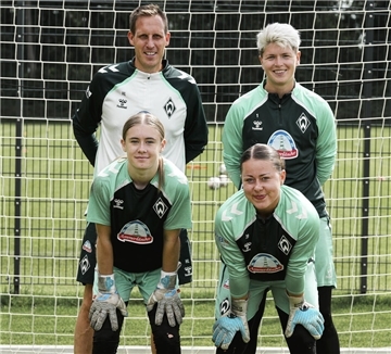 Emma Martens (vorn, links) mit Torwarttrainer Hendrik Lemke sowie ihren Torwart-Kolleginnen Vanessa Fischer (hinten) und Mariella El Sherif.
