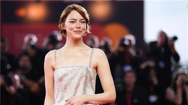 Emma Stone spielt in der düsteren Sci-Fi-Komödie eine Pharma-Unternehmenschefin, die von zwei Verschwörungsideologen entführt wird. (Archivbild)