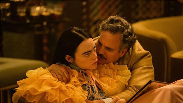 Emma Stone und Mark Ruffalo in einer Szene aus „Poor Things“.