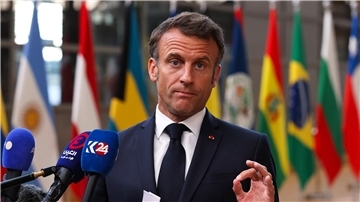 Emmanuel Macron hat auf Forderungen nach mehr Eigenständigkeit für die Mittelmeerinsel Korsika reagiert.