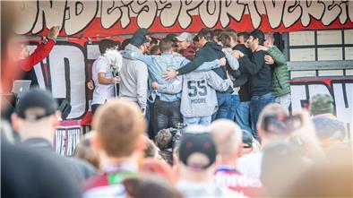 Emotionaler Abschied von Pinguins-Kapitän Mike Moore (Mitte).