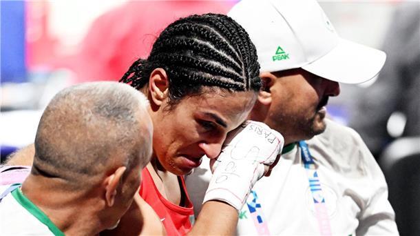 Khelif und Lin holen trotz Geschlechter-Debatte Medaillen Emotionen pur: Algeriens Boxerin Khelif freut sich über eine sichere Medaille.