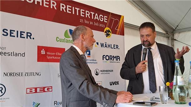 Empfang bei den Elmloher Reitertagen: Niedersachsens Landvolk-Präsident Holger Hennies (rechts) diskutiert mit dem Vorsitzenden des Kuratoriums für Pferdesport Bremerhaven-Wesermünde.