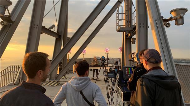 Ende August wurde das Elektrokonzert 85 Meter auf der Dachterrasse des Atlantic Hotel Sail City in Bremerhaven aufgenommen. Am Dienstag wird es live geschaltet.