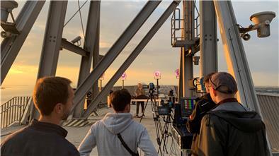 Ende August wurde das Elektrokonzert 85 Meter auf der Dachterrasse des Atlantic Hotel Sail City in Bremerhaven aufgenommen. Am Dienstag wird es live geschaltet.