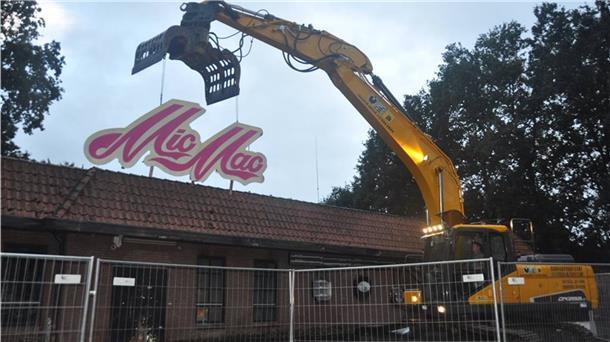 Abrissparty: MicMac in Moisburg ist Geschichte Ende einer Legende: Nun schnappte sich ein Bagger das berühmte MicMac-Schild vom Dach der früheren Großraumdisco.