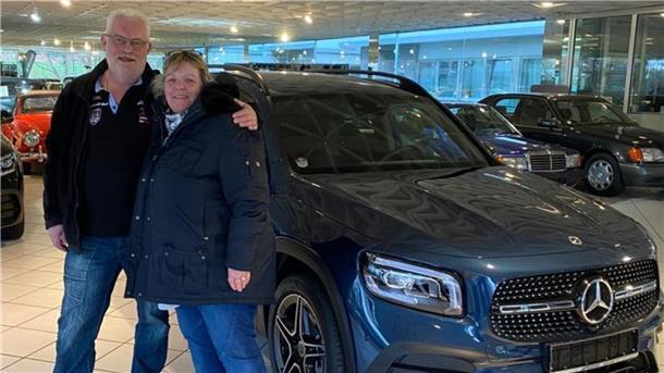 Ende gut, alles gut: Ute und Horst Schlömer können endlich ihren Mercedes bei ihrem Händler in Bergheim in Empfang nehmen. Der in Mexiko gebaute Wagen hatte zuvor wochenlang im Hafen von Bremerhaven festgesteckt. Warum? Der Zoll mauert bis heute.