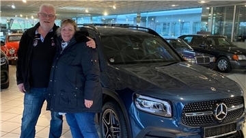 Ende gut, alles gut: Ute und Horst Schlömer können endlich ihren Mercedes bei ihrem Händler in Bergheim in Empfang nehmen. Der in Mexiko gebaute Wagen hatte zuvor wochenlang im Hafen von Bremerhaven festgesteckt. Warum? Der Zoll mauert bis heute.
