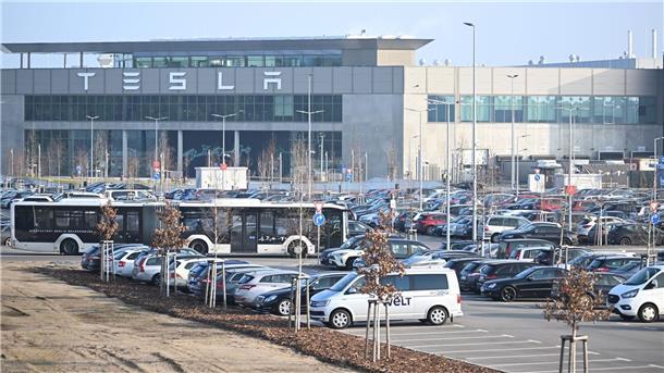Tesla fährt Autoproduktion herunter Ende Januar fuhr Tesla die Autofertigung in Grünheide wegen der Angriffe der Huthi-Miliz auf Schiffe im Roten Meer für rund zwei Wochen herunter - und nun schon wieder.