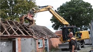  Abrissarbeiten mit einem Bagger an dem ehemaligen Ku¨hlhaus in Bramstedt 