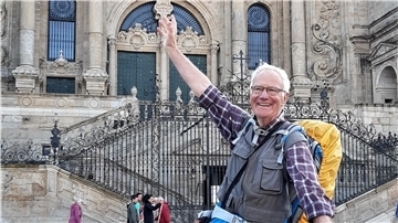 Ein Mann steht vor der Kathedrale in Santiago de Compostela