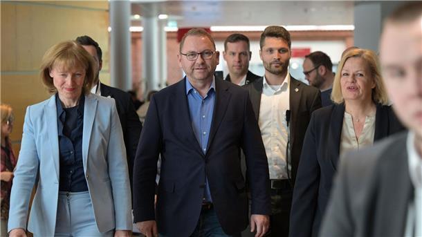 Endlich eine Lösung: Die Unterhändler der Tarifrunde für den öffentlichen Dienst von Bund und Kommunen gehen gemeinsam zur Pressekonferenz.