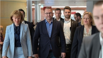 Endlich eine Lösung: Die Unterhändler der Tarifrunde für den öffentlichen Dienst von Bund und Kommunen gehen gemeinsam zur Pressekonferenz.
