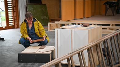 Endlich gibt es ein Modell: Pastorin Anneke Ihlenfeldt ist froh, dass die Planung für die Ausstattung und den Ausbau der Michaeliskirche zum Urnenfriedhof „Kolumbarium“, dem ersten dieser Art im Land Bremen, greifbare Formen annimmt – nach zehn Jahren Vorplanung.