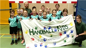 Endlich gibt es wieder Handballsport in Tarmstedt. Der Nachwuchs mit Trainerin Julia Grimm (links) und Vilja Bartschies (rechts).