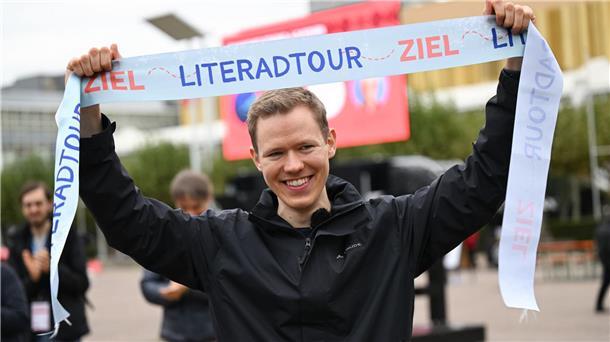 Der Buchbotschafter mit dem Lastenrad Endlich in Frankfurt! Im Innenhof der Buchmesse war der 27-Jährige am Ziel.