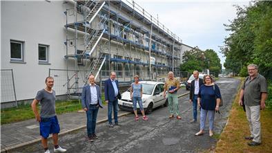 Endlich kann die Amerikanische Schule zu Ende saniert und energetisch mordernisiert werden: Mit Abstand freuen sich über zusätzliche städtische Gelder dafür (von rechts) Projektleiter Frank Härtlein, Martina Kirschstein-Klingner (SPD), Holger Schneeberg und Frank Jacobsen (Seestadt-Immobilien), Schulleiterin Sigrun Saur-Obermann, Thorsten Raschen (CDU), Jens Grotelüschen (FDP) und Hausmeister Björn Edlich.