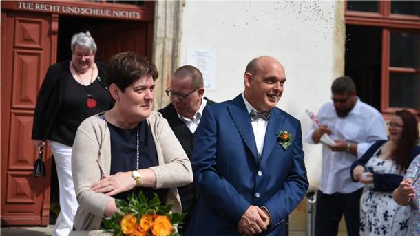 Hochzeit mit Behinderungen: 885 Tage Warten auf das Jawort Endlich verheiratet: Kathrin Pollnow und Klaus-Dieter Rose.