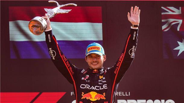 Red Bulls „Wiedergeburt“: Verstappen-Jubel im roten Rauch Endlich wieder ein Siegerpokal - 112 Tage musste Verstappen darauf warten.
