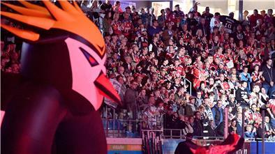 Endlich wieder Eishockey vor Fans: Beim swb-Cup zischen die Pucks am Freitag und Samstag durch die halbgefüllte Eisarena. Während am Sonntag rund 1000 Läufer beim 17. Bremerhaven-Marathon antreten.