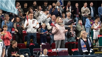 Alle Fan-Fotos vom Eisbären-Spiel gegen Koblenz in Bremen Fans auf einer Tribüne.