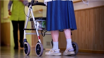 Preiserhöhung: Wenn die Rente für das Pflegeheim nicht reicht Energiekosten, Lebensmittel und Personal werden teurer. Auch die Pflege im Heim kostet dadurch mehr. Das kann für viele Pflegebedürftige zum Problem werden.