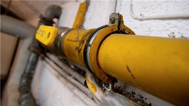 Eine Gasleitung ist im Keller von einem Mehrfamilienhaus zu sehen.