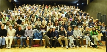 Grupenfoto mit vielen Schülern