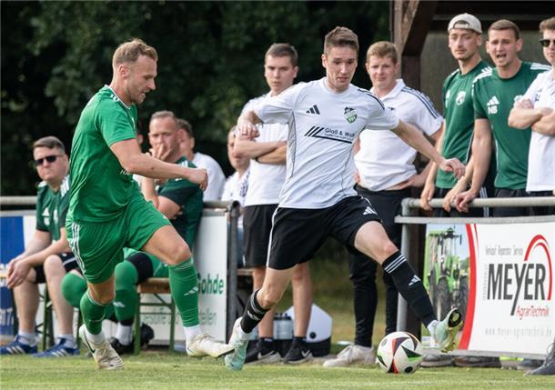 Engagierte Zweikämpfe im Derby - hier Marcel Behrens (rechts) gegen den Anderlinger Andre Steffens.