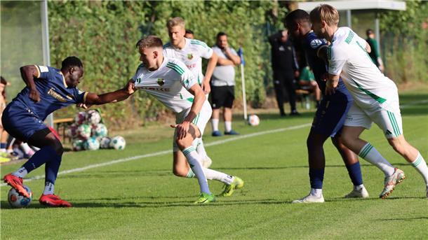 Mit 1:0 gegen Hemelingen holt sich Heeslingen in Elsdorf den Turniersieg Engagierte Zweikämpfe lieferten sich die Spieler des Heeslinger SC mit ihren Hemelinger Kontrahenten. Hier wird das Trikot von Erik Köhler auf Reißfestigkeit getestet.