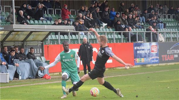 Heeslinger SC sendet mit 3:1-Sieg ein deutliches Lebenszeichen Engagierter Zweikampf vor erschreckend leerer Tribüne - Daniel Owusu bleibt am Papenburger Abwehrspieler hängen.