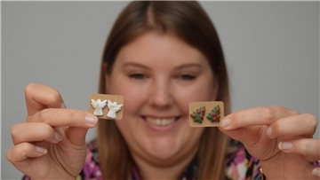 Engel und Weihnachtsbäume: Laura Hinck aus Rhade präsentiert zur Jahreszeit passende Ohrstecker.