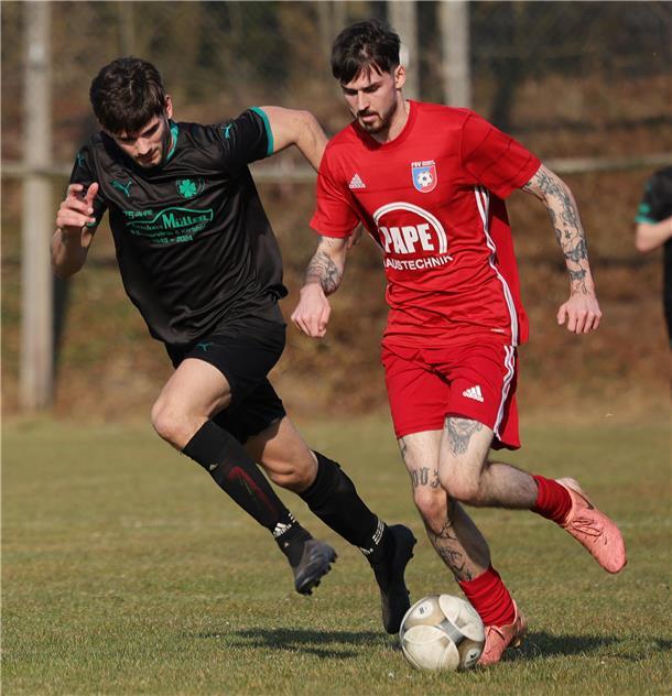 FSV Hesedorf/Nartum zittert sich zum 1:0 gegen Karlshöfen Enges Laufduell zwischen Levin Kullik (links) vom TSV Karlshöfen und dem Nartumer Paul Wodarz.