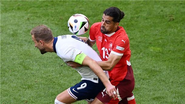 Elfmeterdrama: England besiegt Schweiz im EM-Viertelfinale Englands Harry Kane (l) und der Schweizer Ricardo Rodriguez kämpfen um den Ball.