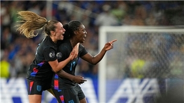 Englands Michelle Agyemang (r) feiert mit Ella Toone ihr spätes 1:1.