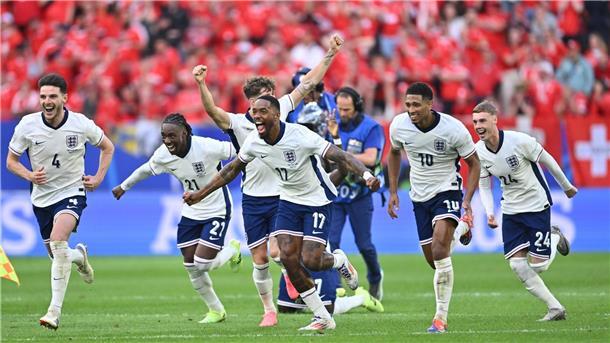 Elfmeterdrama: England besiegt Schweiz im EM-Viertelfinale Englands Spieler feiern nach dem gewonnenen Elfmeterschießen.