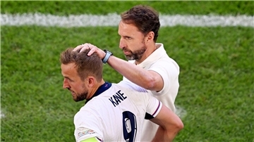 Englands Trainer Gareth Southgate (r) und Harry Kane.