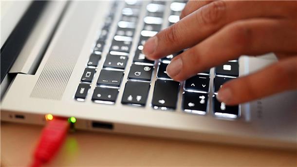 Entscheider in der deutschen Wirtschaft halten erstmals mehrheitlich Künstliche Intelligenz (KI) für entscheidend, um wettbewerbsfähig zu bleiben. (Symbolbild)
