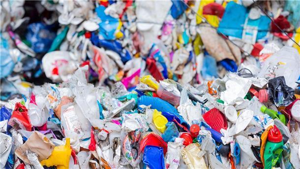 Scheitern am Plastikmüll Entsorgungsunternehmens getrennt worden sind.Leere Verpackungen liegen als Plastikmüll auf einem Haufen.