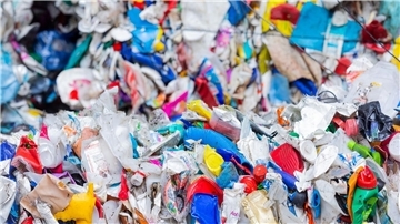 Entsorgungsunternehmens getrennt worden sind.Leere Verpackungen liegen als Plastikmüll auf einem Haufen.