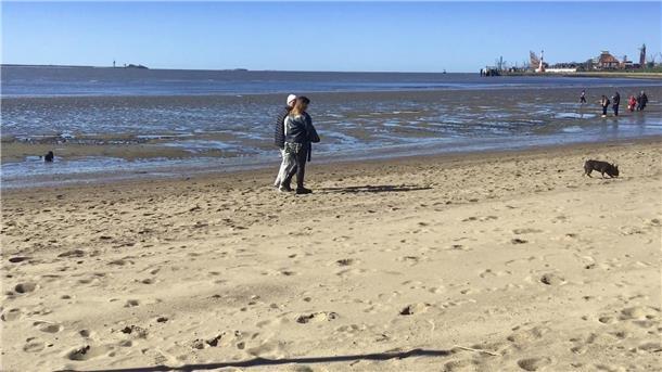 Entspannt am Deich und Stadtstrand entlang schlendern: Menschen von überall her genießen in der Osterzeit die kleine Frischluftdusche in Bremerhaven. 