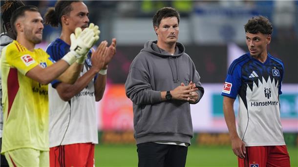 „Nicht gereicht“: St. Pauli zeigt HSV im Derby Grenzen auf Enttäuscht nach dem 0:2 im Derby: die HSV-Profis und Trainer Merlin Polzin (2.v.r.).