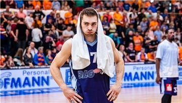 Basketballspieler mit Handtuch auf dem Kopf