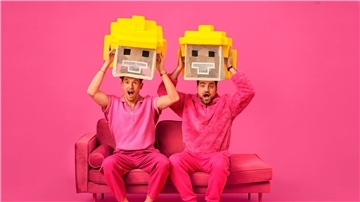 Enttarnt: Timo Neitzel (39) und Lukas Klaschinski (42) nehmen als „Max“ und „Jakob“ den Podcast „Beste Freundinnen“ auf.