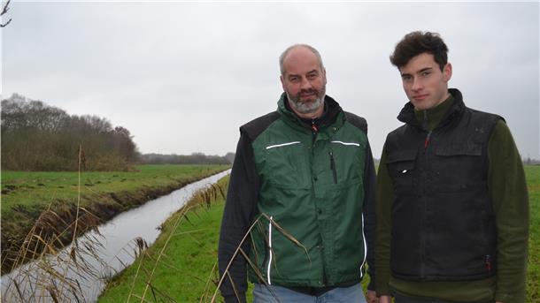 Entwässerungsgräben durchziehen die Wiesen von Kristian Schmidt (links, hier mit Sohn Moritz). Wird der Wasserspiegel angehoben, stehen seine Wiesen bei jedem Regen unter Wasser, sagt der Milchbauer.
